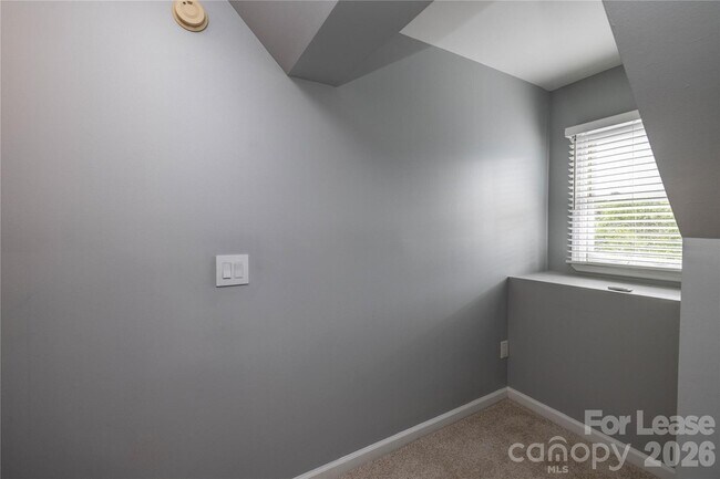Building Photo - 102 Seminole Ct