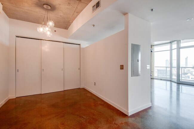 Building Photo - 600 12th Ave S