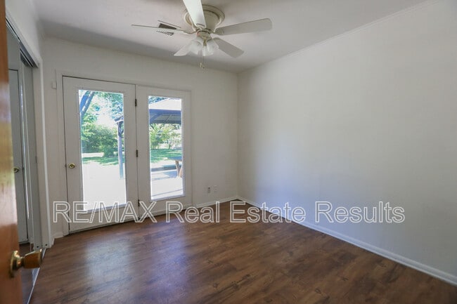 Building Photo - 1402 Lawrence Ave