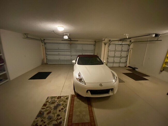 Building Photo - SEASONAL or ANNUAL LEASE. Large 4 Bed + 4 ...