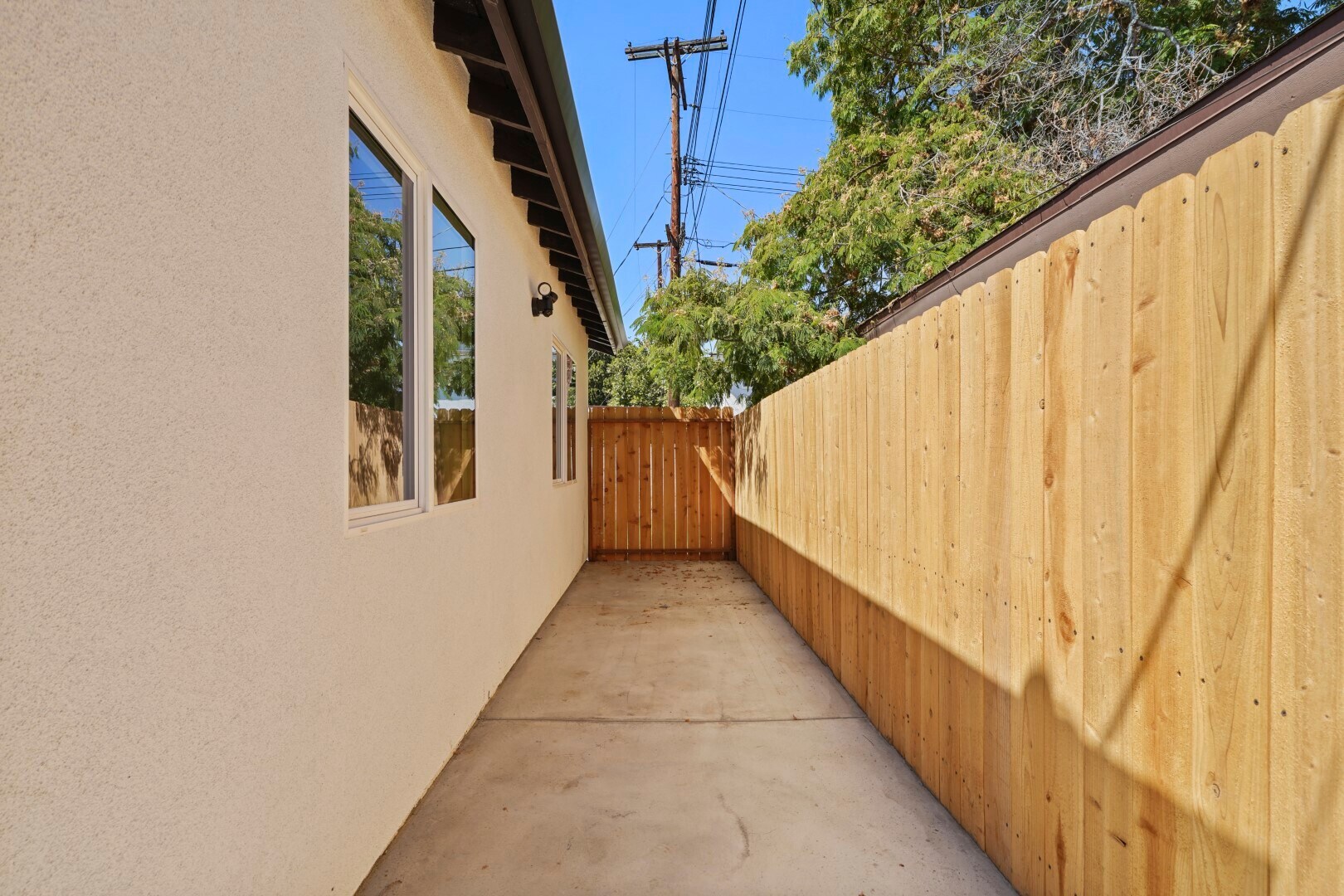 Building Photo - 7906 Oakdale Ave