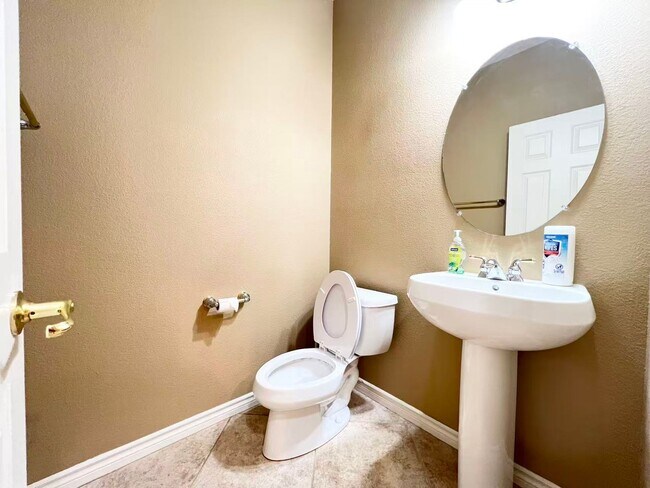 Building Photo - Welcome to the gorgeous home in Rhode Ranch