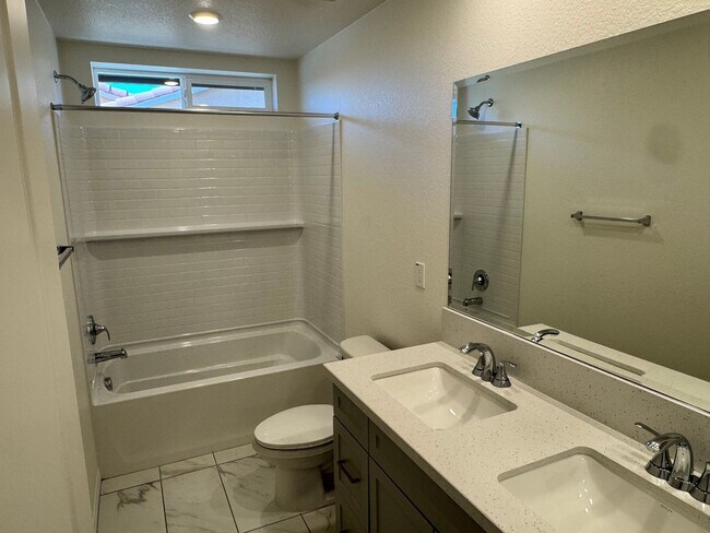 Building Photo - For Lease | Spacious 4-Bed + Den & Loft | ...