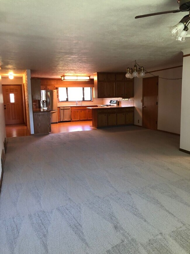 Building Photo - Large 4 bedroom 2 bath home right off of West Center