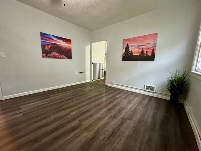 Building Photo - 1 bed, 1 bath house for rent in Waterloo