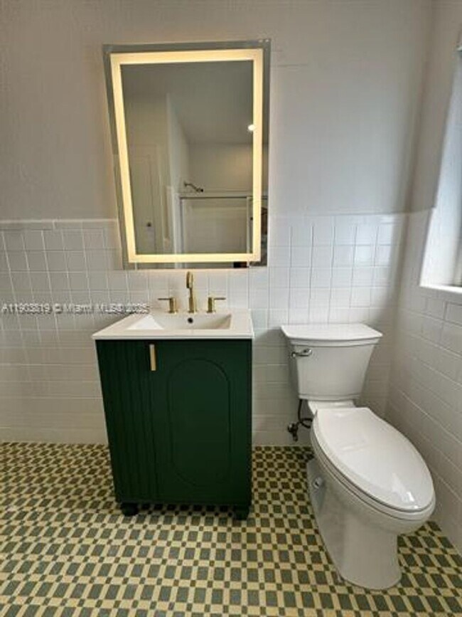 Building Photo - 2210 SW 25th St