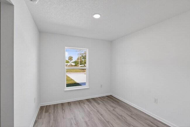 Building Photo - 1115 F Ave