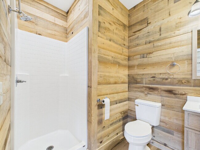 Building Photo - 2/2 Custom Cabin