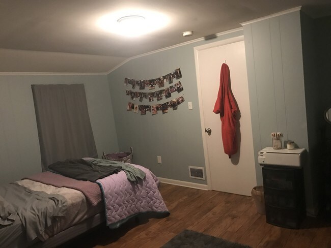 Building Photo - 677 Old Town Rd