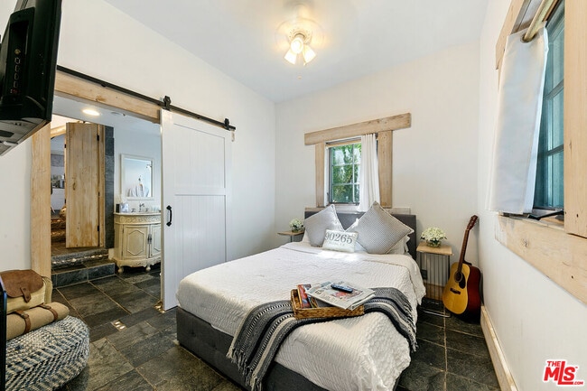 Building Photo - 2851 Seabreeze Dr