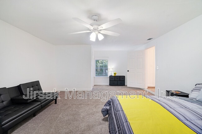 Building Photo - 660 16th St SE