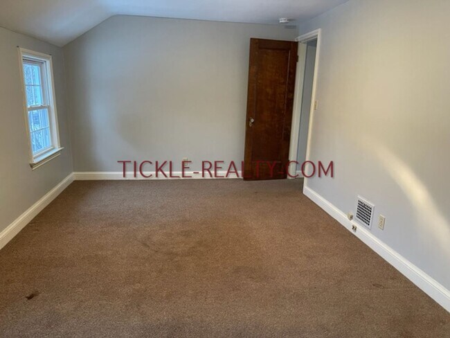 Building Photo - 3 Bedroom, 1 Bath Home with Garage, Central Air, Deck, Partially Fenced Yard