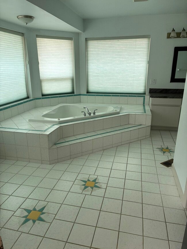 Building Photo - 2092 Colonial Dr