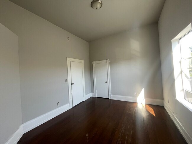 Building Photo - 1534 Center St