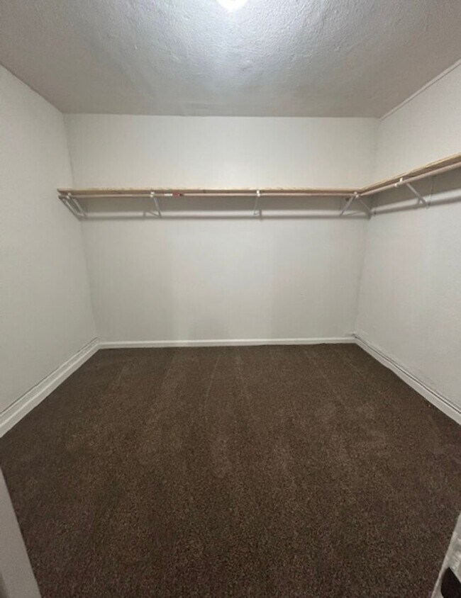 Building Photo - Cute 4 bed/1bath