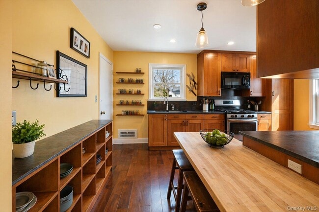 Building Photo - 10 Taft Ln