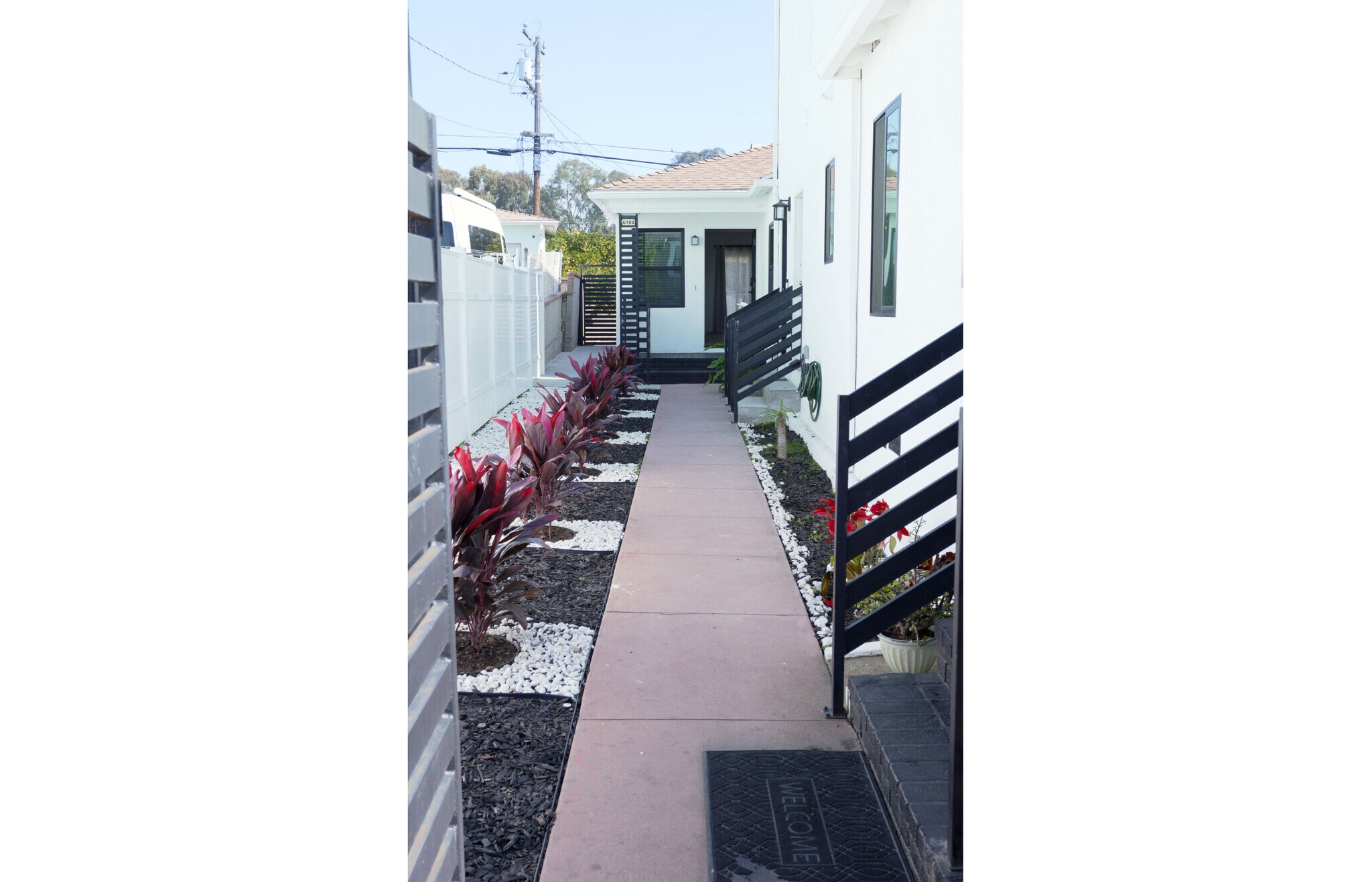 Building Photo - 6106 S Fairfax Ave