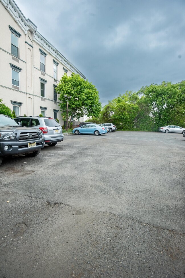 Building Photo - 154 Ogden Ave.