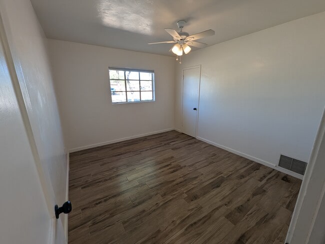 Building Photo - 5034 E 17th St