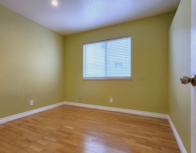 Building Photo - Irvine Single Story Remodeled 2 Bed, 2 Bat...