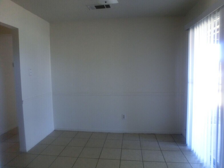 Building Photo - 302 Sorrell Dr