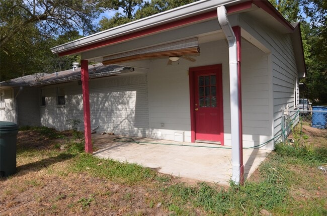 Building Photo - 9902 Trailway Dr