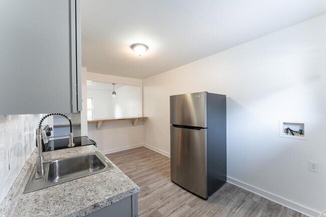 Building Photo - Update 2 Bed 1 Bath in The Nations