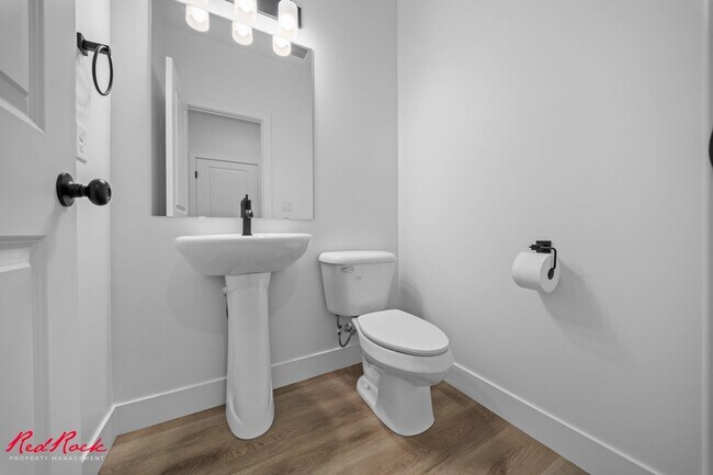 Building Photo - 3 Bedroom Townhome in Desert Color