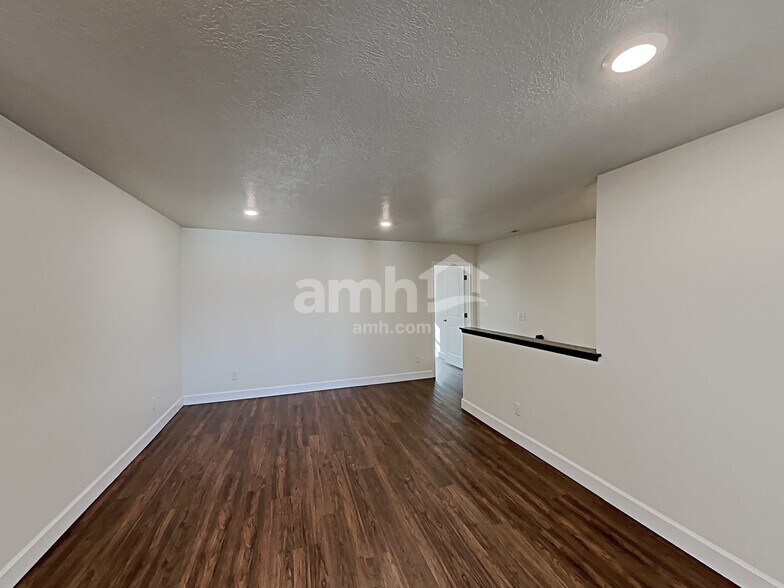 Building Photo - 2992 E S Village Dr