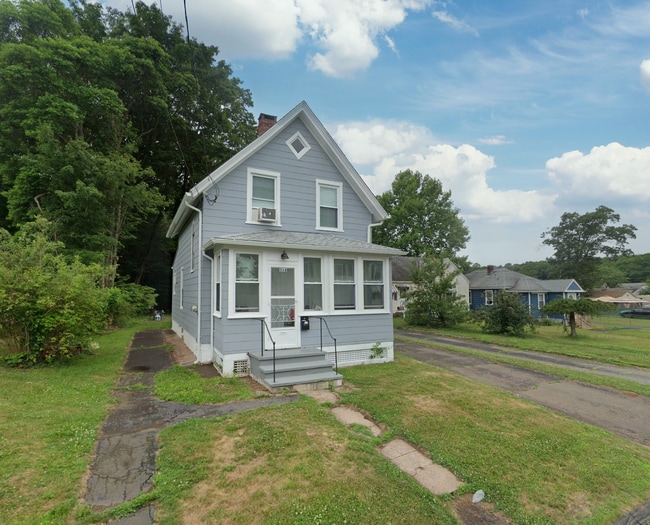 Building Photo - Newly Renovated Single Family available Now!