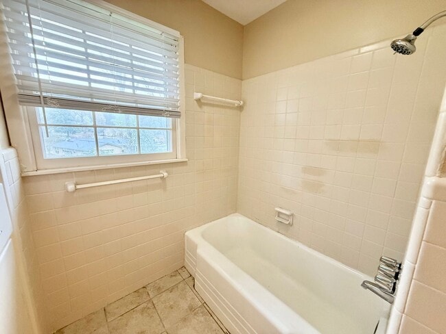 Building Photo - 3-bed/2-bath with two living spaces!