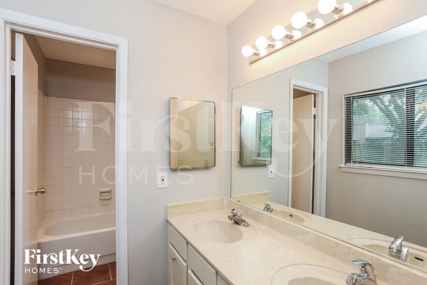 Building Photo - 7527 Lincoln Village Dr