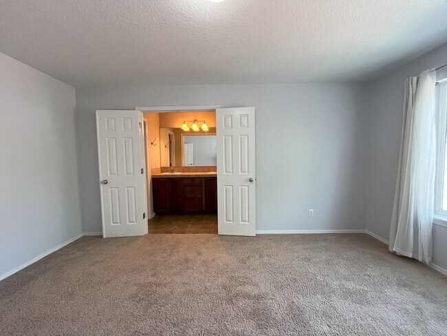 Building Photo - Charming 3-Bedroom Home with Open Layout, ...