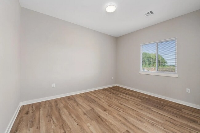 Building Photo - 2123 E Elk Rdg Ave