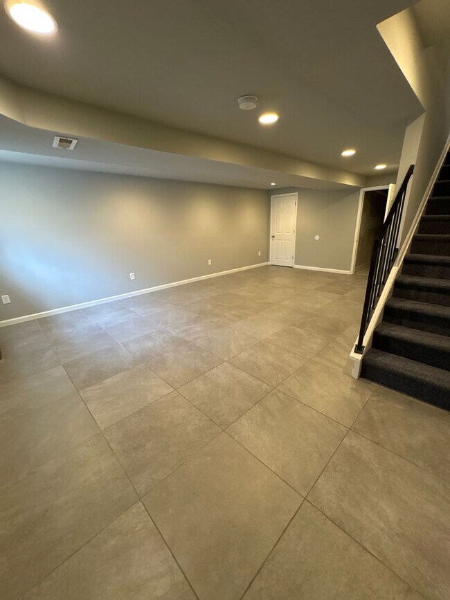 Building Photo - ** 3 BEDROOM TOWNHOME **