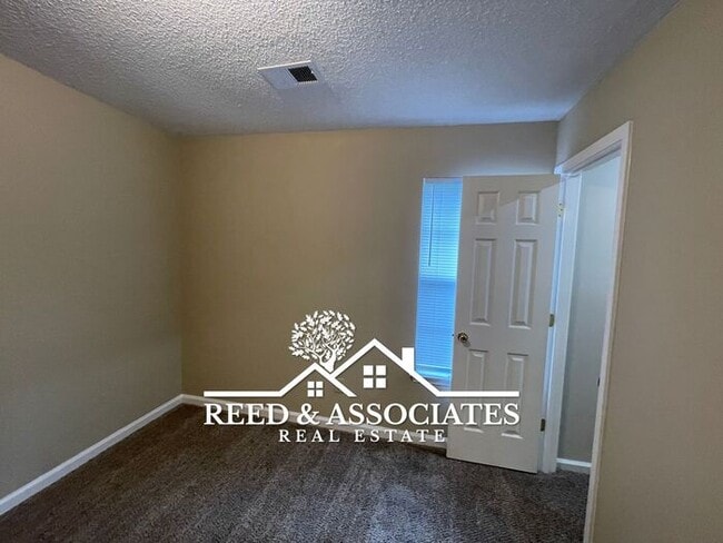 Building Photo - Charming Home Located in Quiet Neighborhood!