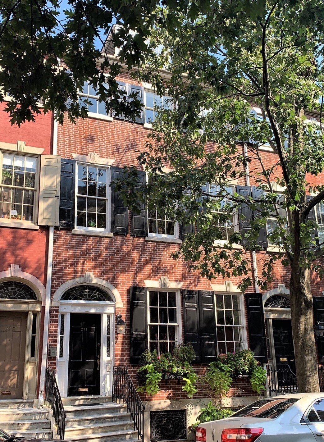 Small Well Maintained Building - 277 S 4th St