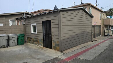 Building Photo - 723