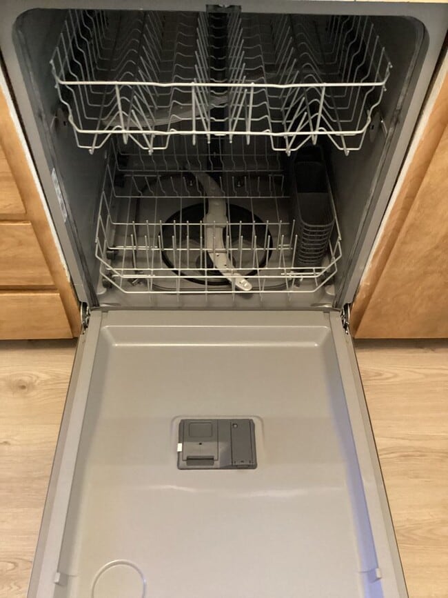 Building Photo - ONLY $1,350.00 PER MONTH - DON'T MISS OUT ON THIS CUTE GROUND FLOOR -2 BEDROOM/1BATH CONDO IN GAT...