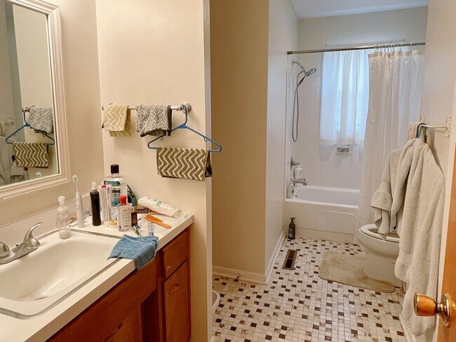 Building Photo - Well-maintained 4-bed, 2-bath Home in the WL School District
