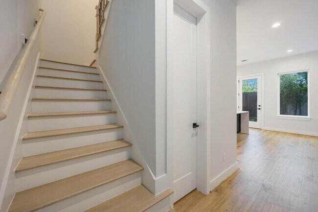 Building Photo - 6116 De Campo St