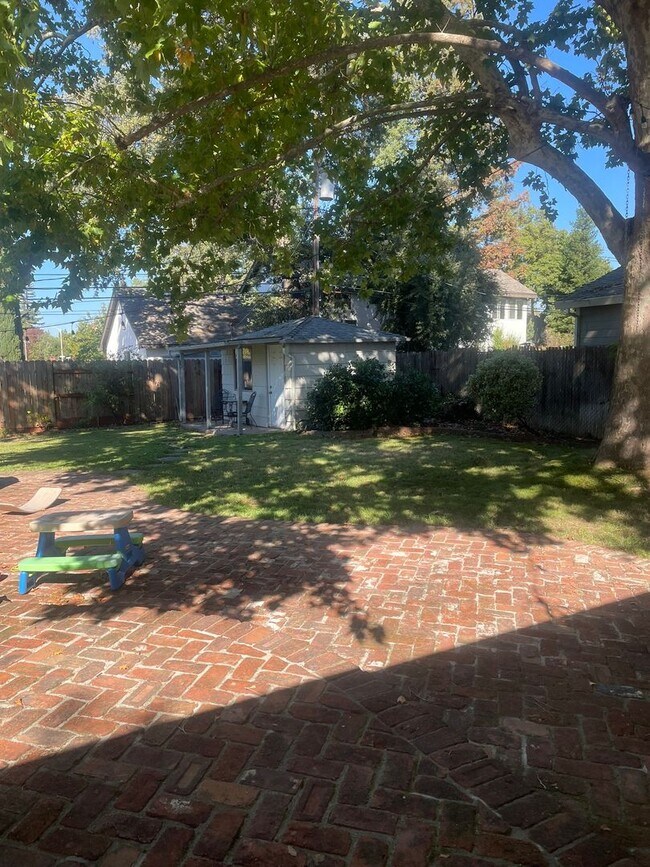 Building Photo - Charming 3 bedroom home in quiet neighborr...