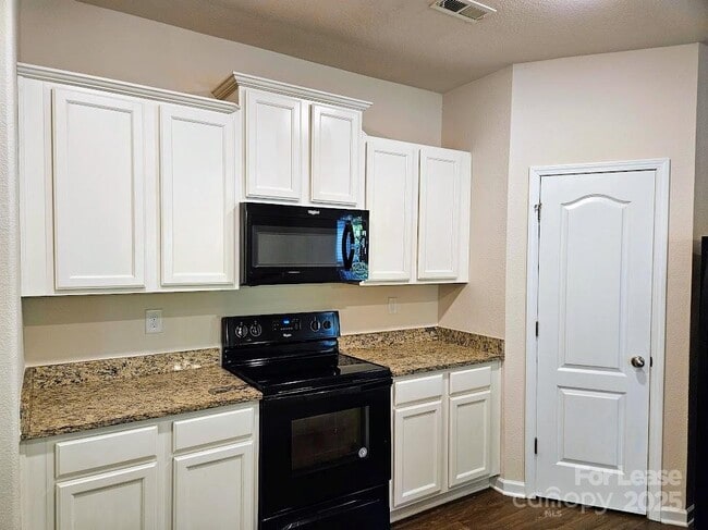 Building Photo - 8119 Paw Club Dr