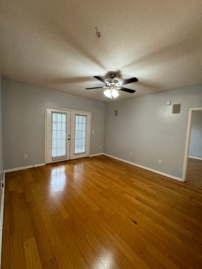 Building Photo - 2 BED 2 BATH CONDO CAPRI AT HUNTERS CREEK