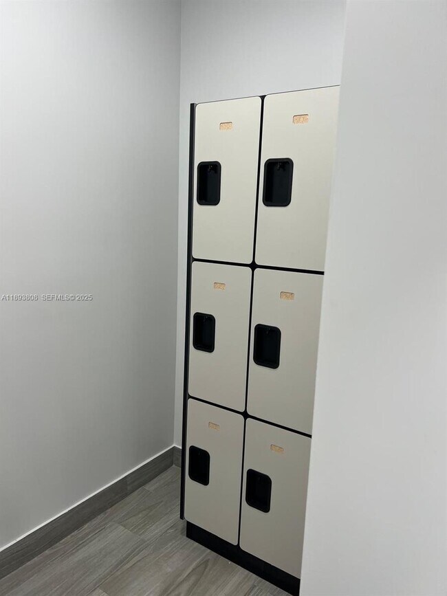 Building Photo - 17021 N Bay Rd