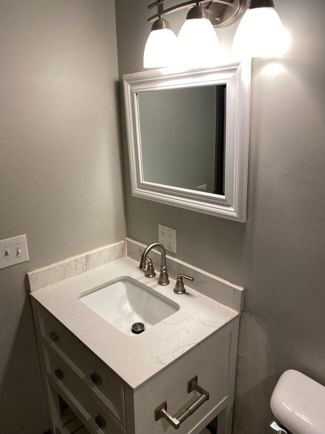 Building Photo - Fully Updated 3 Bedroom 1 Bath House for Rent