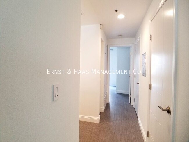 Building Photo - 730 W 4th St