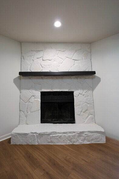 Stone wood burning Fireplace! - 1685 Bald Ridge Marina Rd