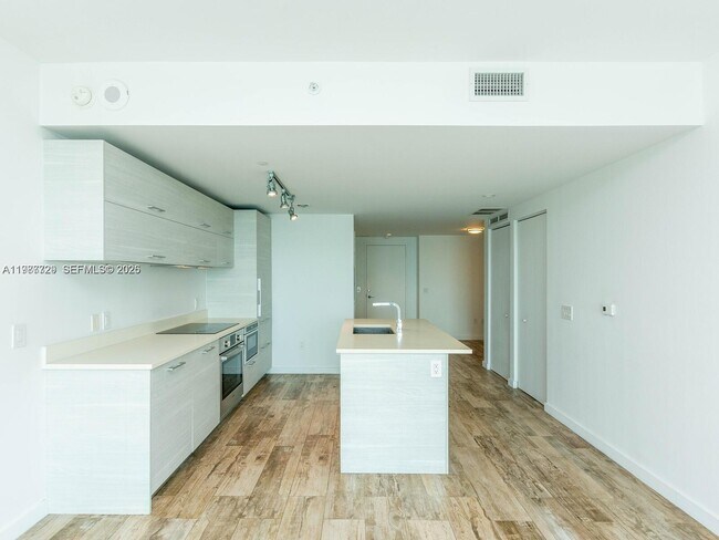 Building Photo - 650 NE 32nd St