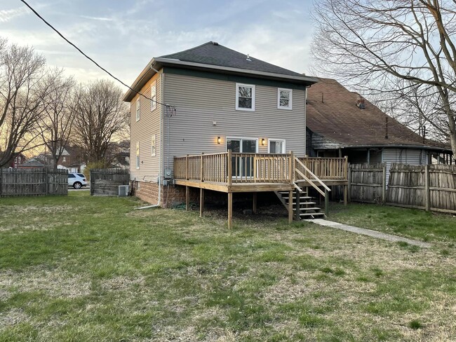 Building Photo - 332 E Lincoln St